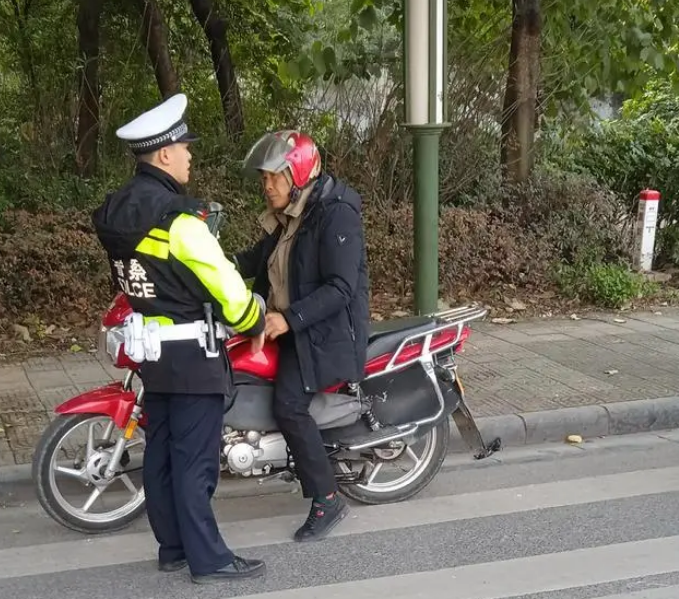 查處酒駕，只為大家的出行保駕護(hù)航